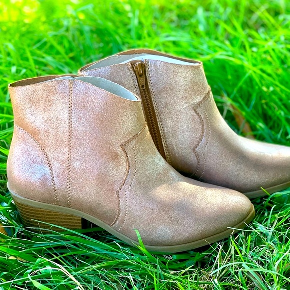 Women’s Metallic Fashion Style Western Boots Shoe - Picture 3 of 14